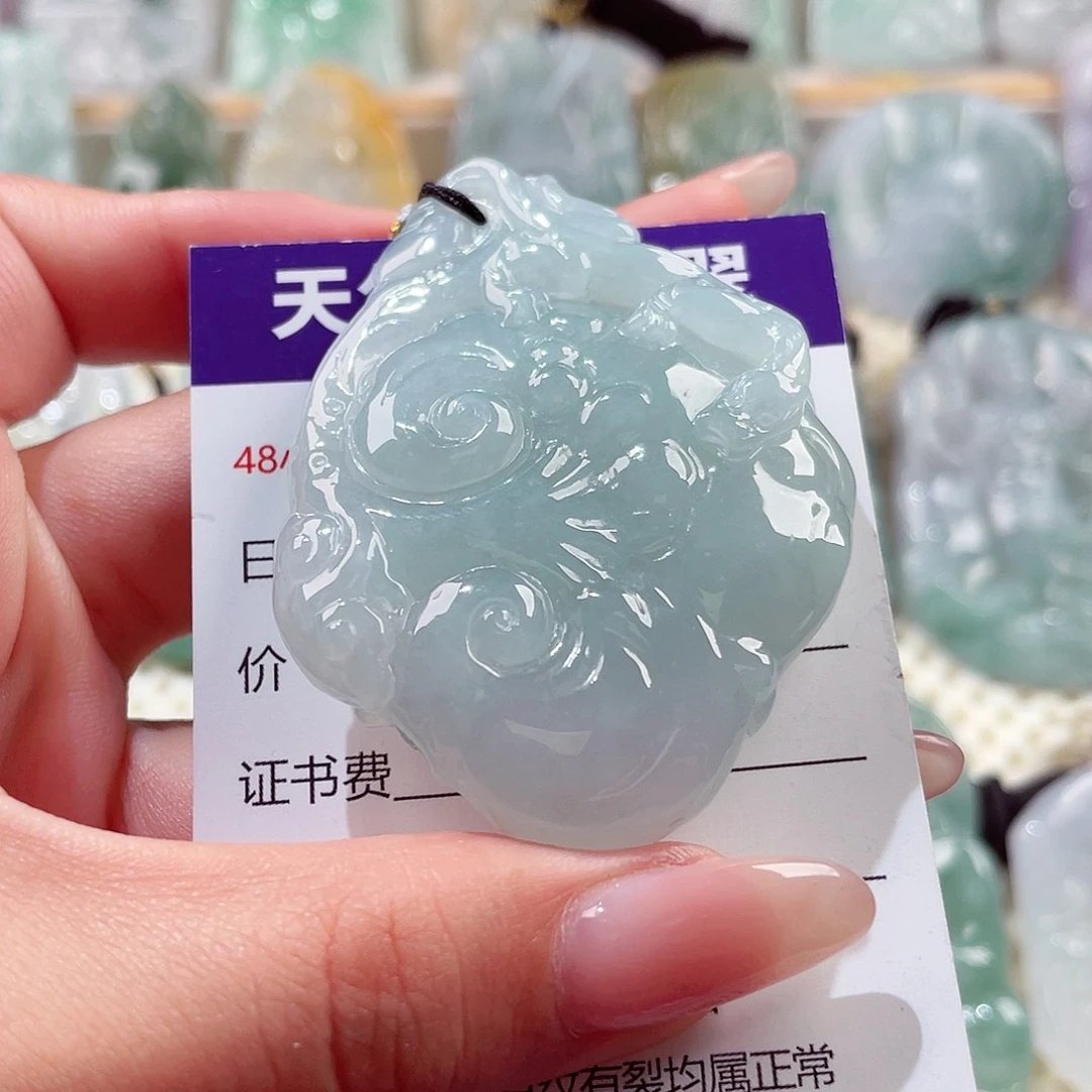 翡翠未镶嵌颈饰如意