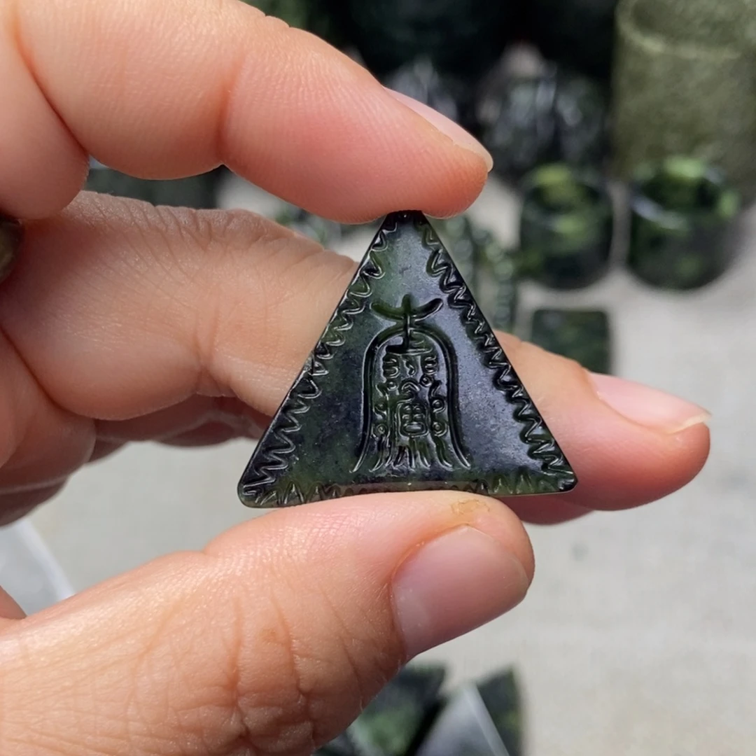 蛇纹石玉未镶嵌颈饰聚力光符牌