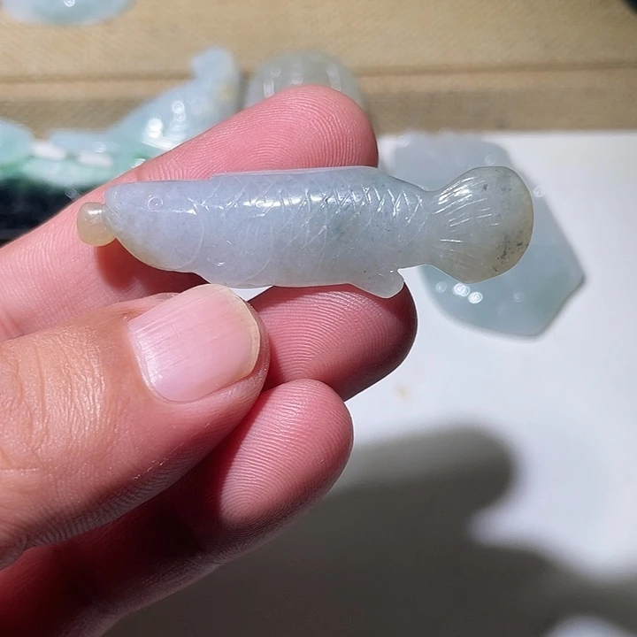 翡翠未镶嵌颈饰年年有余