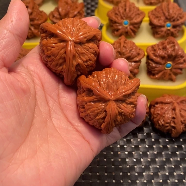 林***n文玩核桃吊坠白狮子正奔