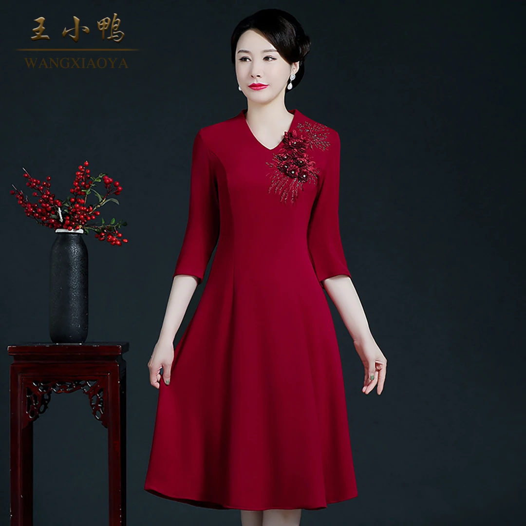 王小鸭妈妈装高端礼服2026春季气质时尚立体绣花婚宴婆婆装连衣裙