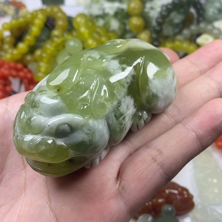 岫玉未镶嵌颈饰貔貅