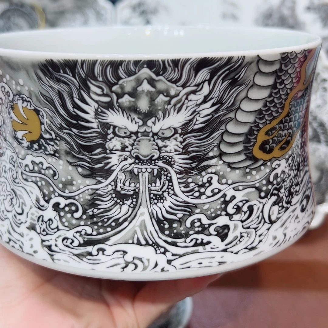 摆件责*景德镇陶瓷学院等单位联合主办了这次