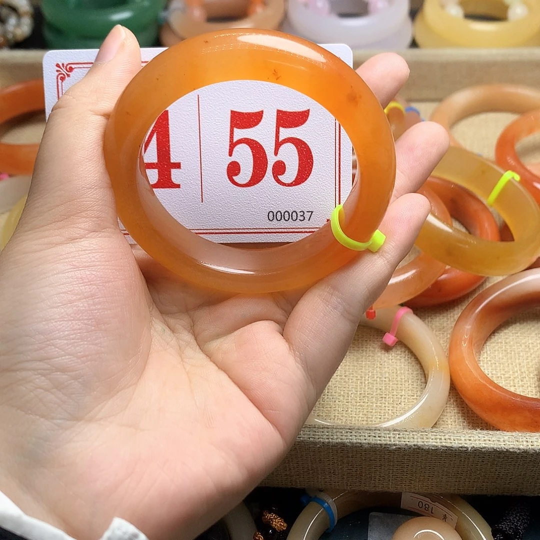 未镶嵌石英质玉（黄龙玉）手镯