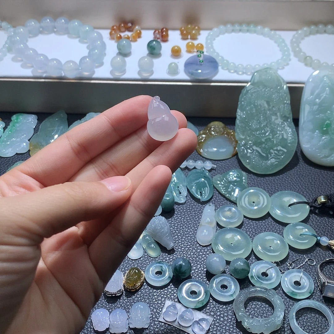 翡翠未镶嵌颈饰葫芦