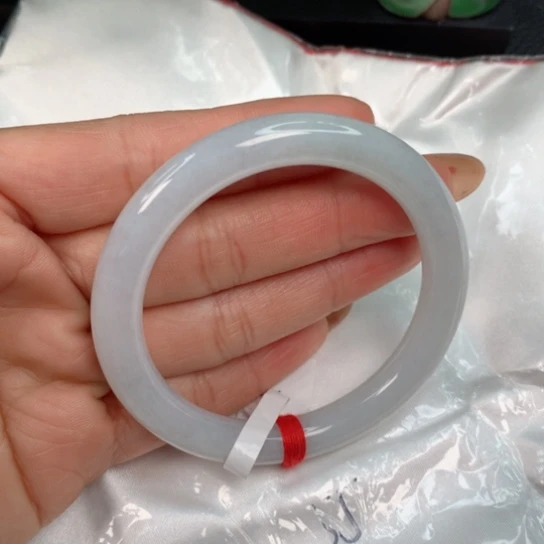 翡翠手镯未镶嵌…………