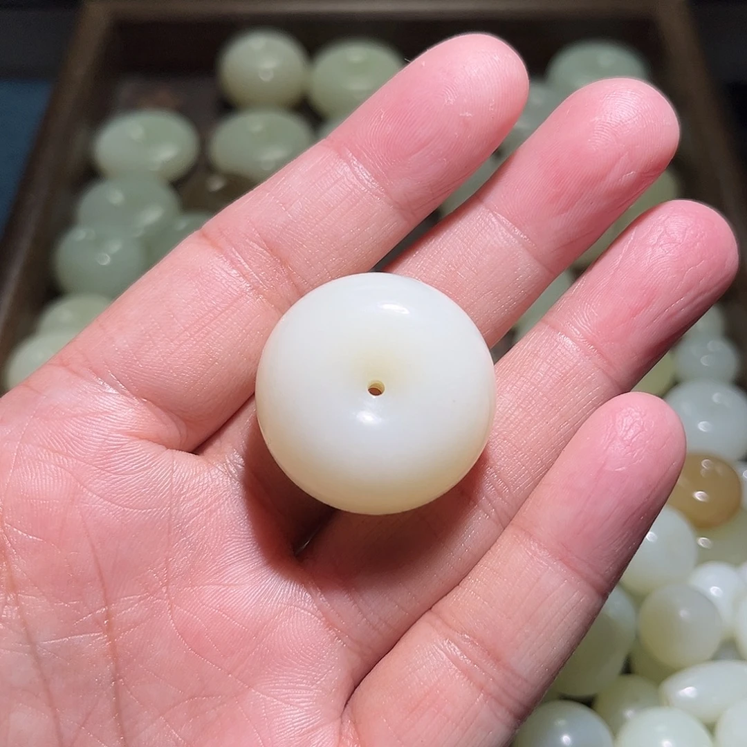 午***民和田玉未镶嵌颈饰