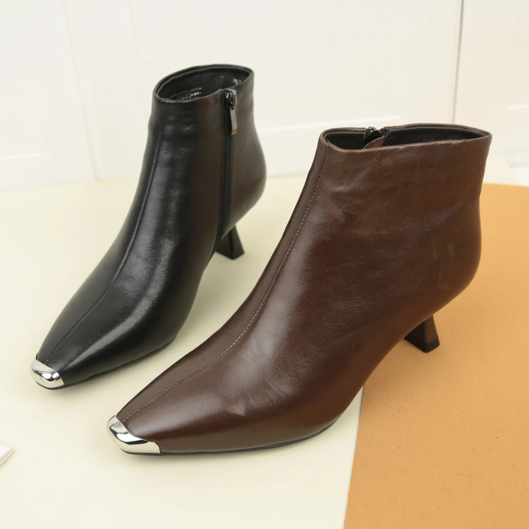 5045冬季新款金属尖头中跟加绒保暖短靴女通勤百搭气质时装瘦瘦靴