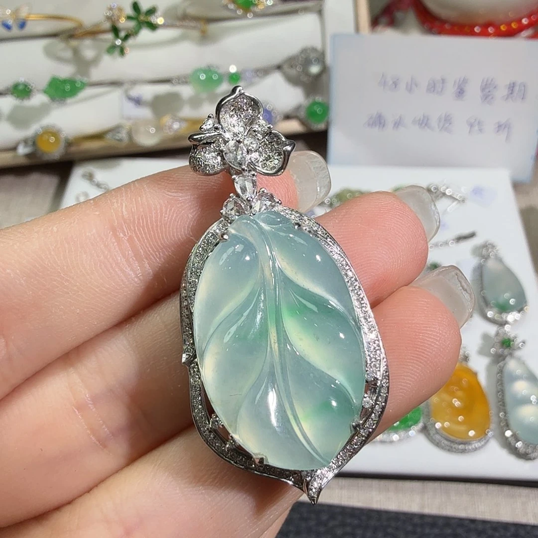 翡翠18K金镶嵌颈饰