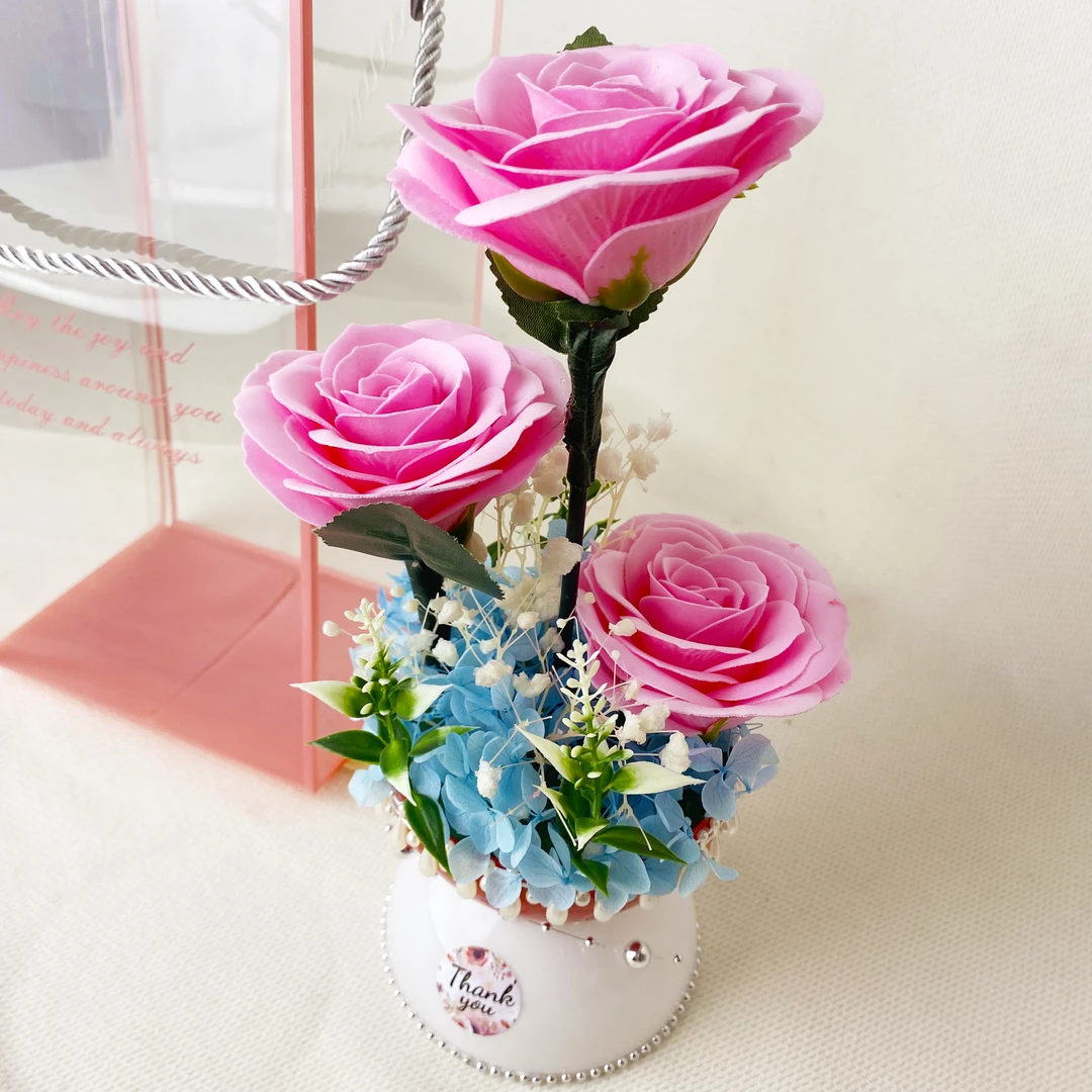 永生花香皂花粉色三朵绣球满天星配草等制作而成