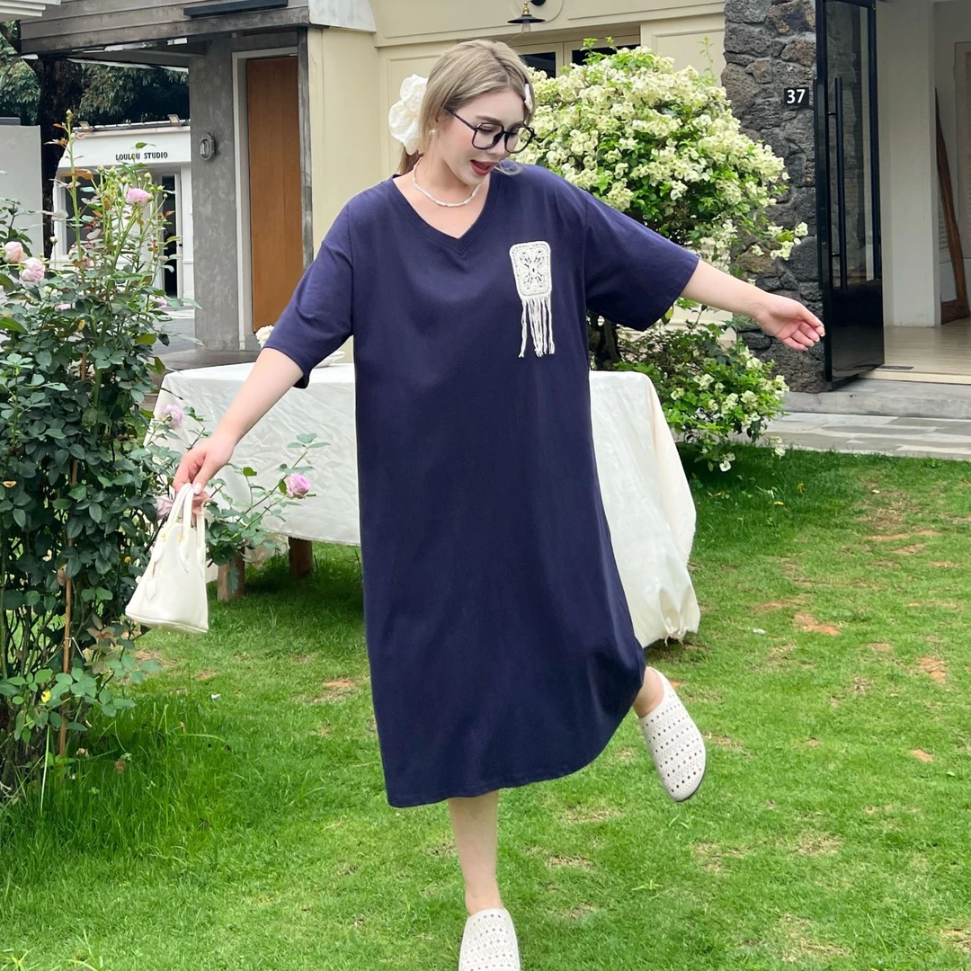 媛子大码小众刺绣连衣裙V领重工简约通勤宽松遮肉气质洋气显瘦