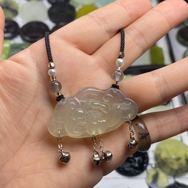 蛇纹石玉颈饰合金