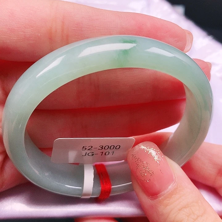 翡翠未镶嵌手镯绿底飘绿花