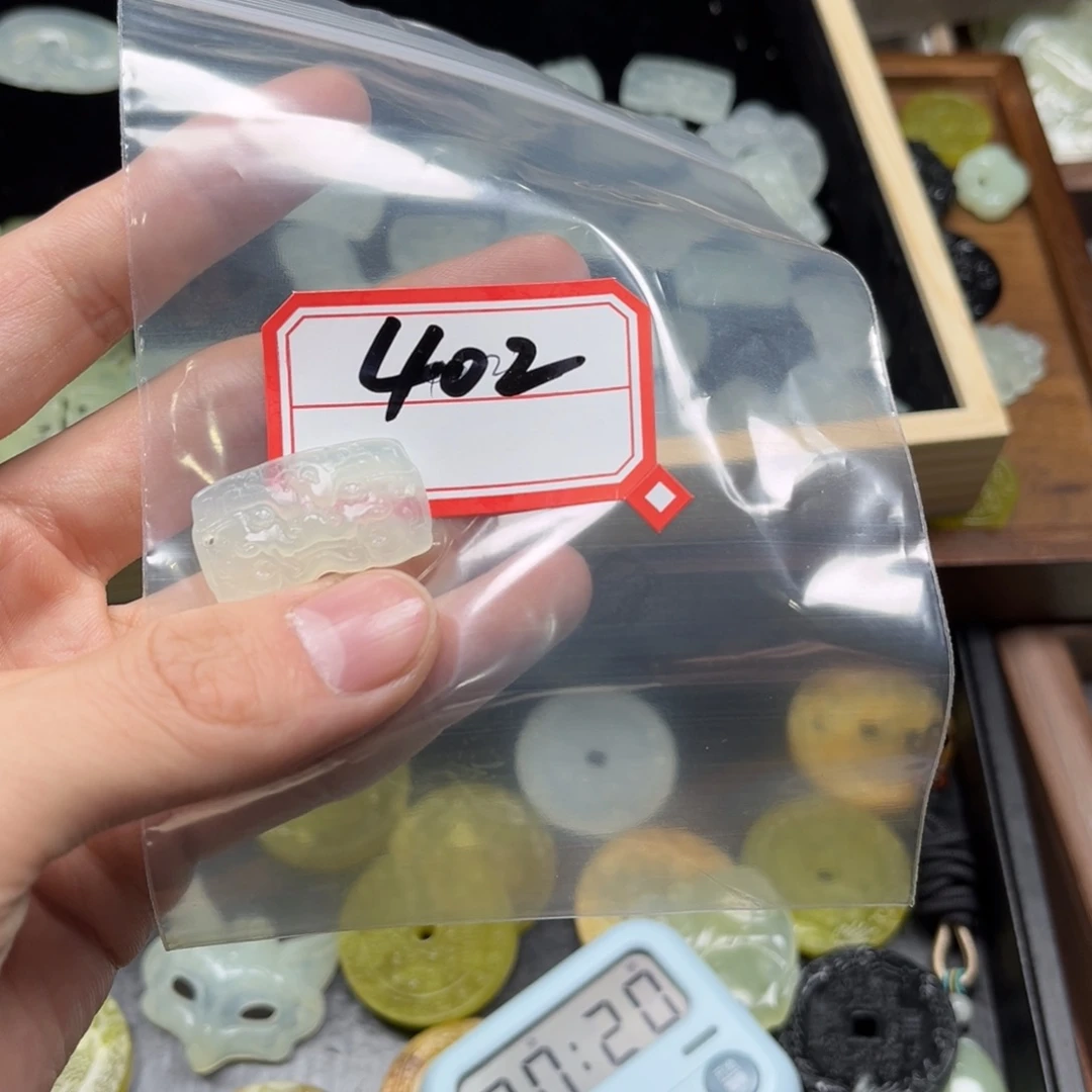 蛇纹石玉颈饰合金好**。