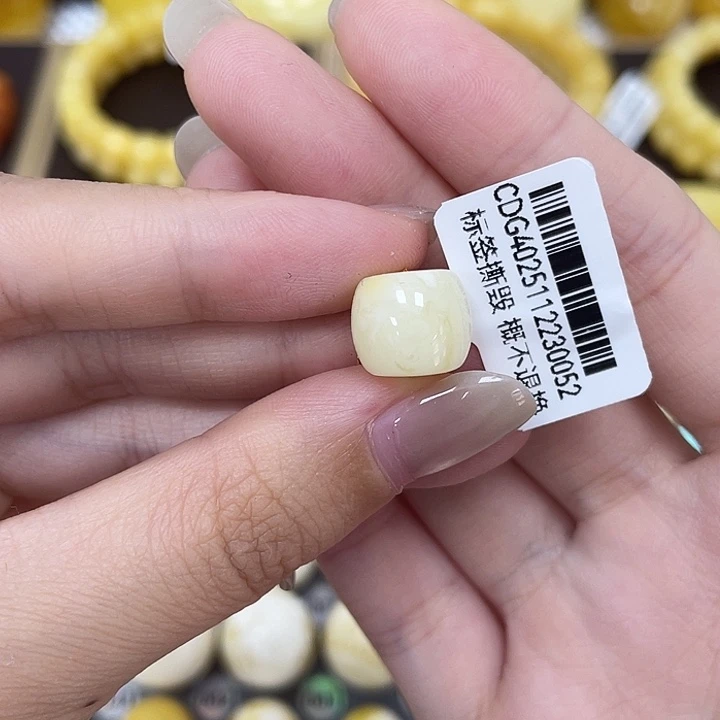 琥珀未镶嵌裸石11.2*9.4mm瑕