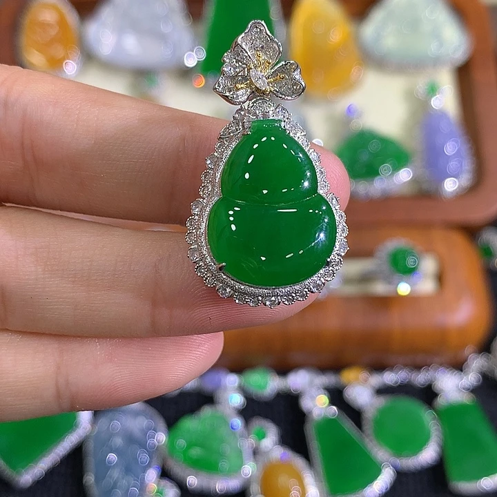 翡翠18K金镶嵌颈饰葫芦