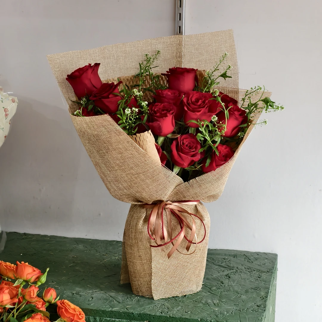 情人节复古红玫瑰花束