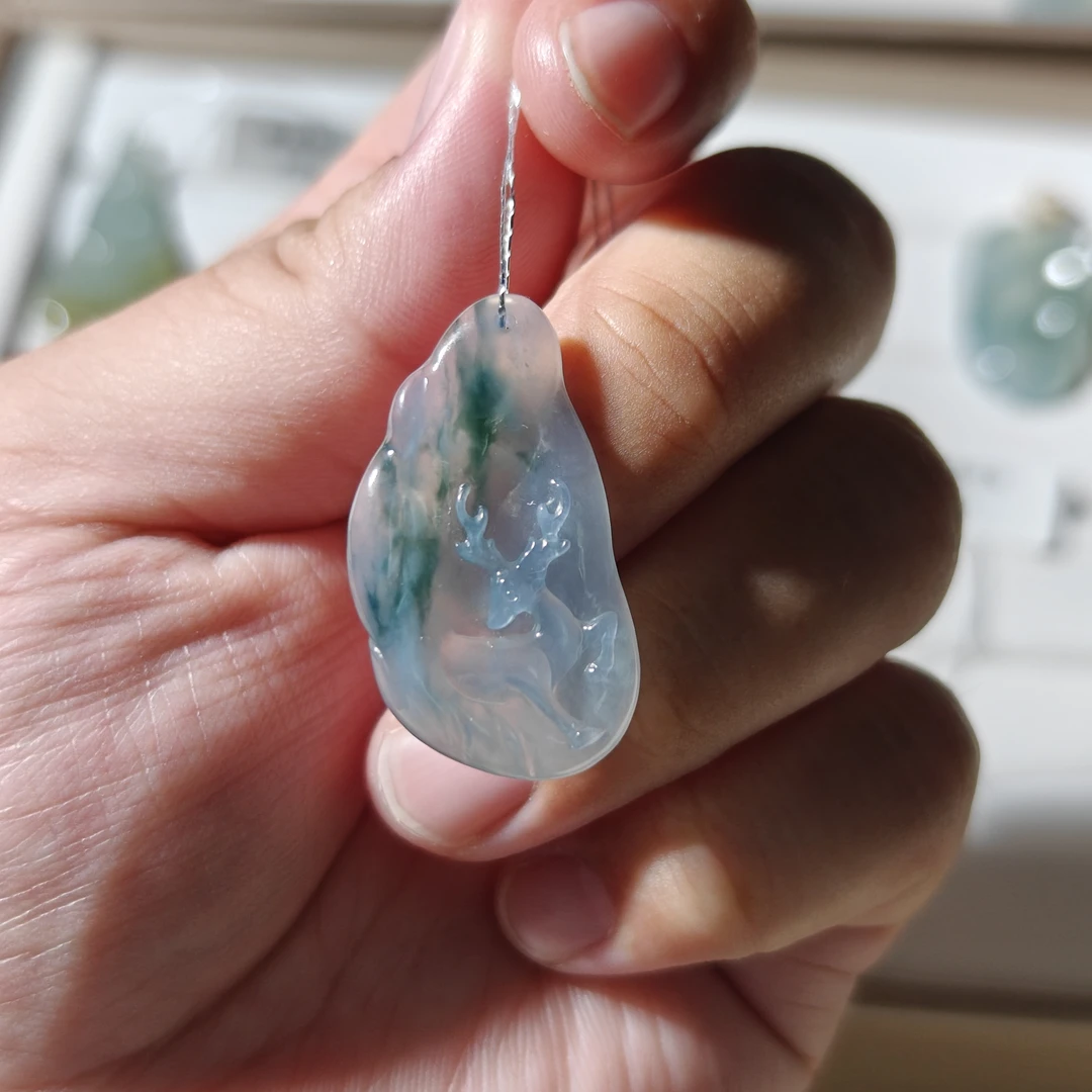 缅甸A货翡翠 飘花一鹿有你鹿牌有避裂，尺寸33.3×17.8×4.0