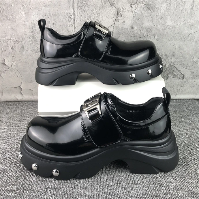 欧洲站魔术贴皮鞋男秋冬新款潮男英伦休闲搭扣铆钉大头黑色德比鞋