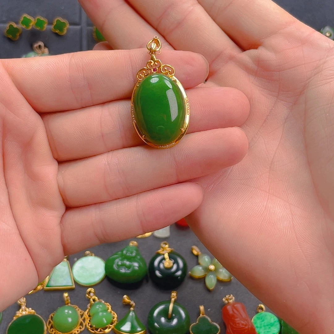 乐***烁吊坠(不含链)18K金镶嵌和田玉（碧玉）