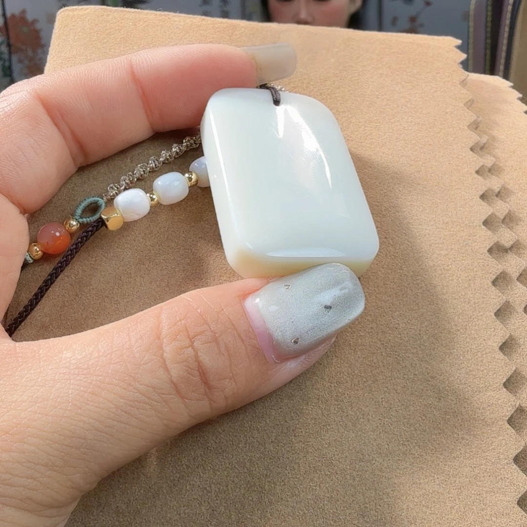 B***T和田玉未镶嵌颈饰