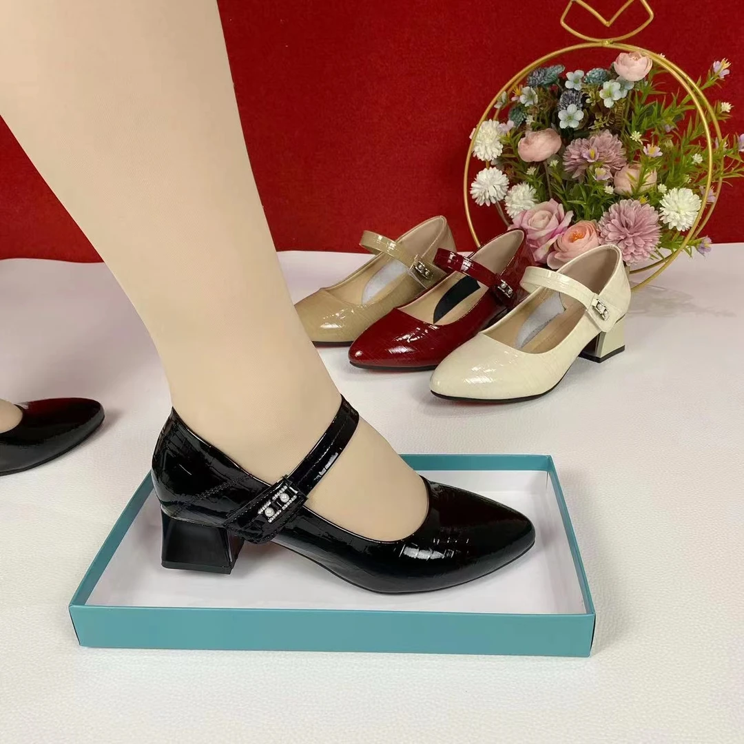 春季时尚漆皮亮面中带气质女单鞋百搭简约中跟舒适妈妈鞋