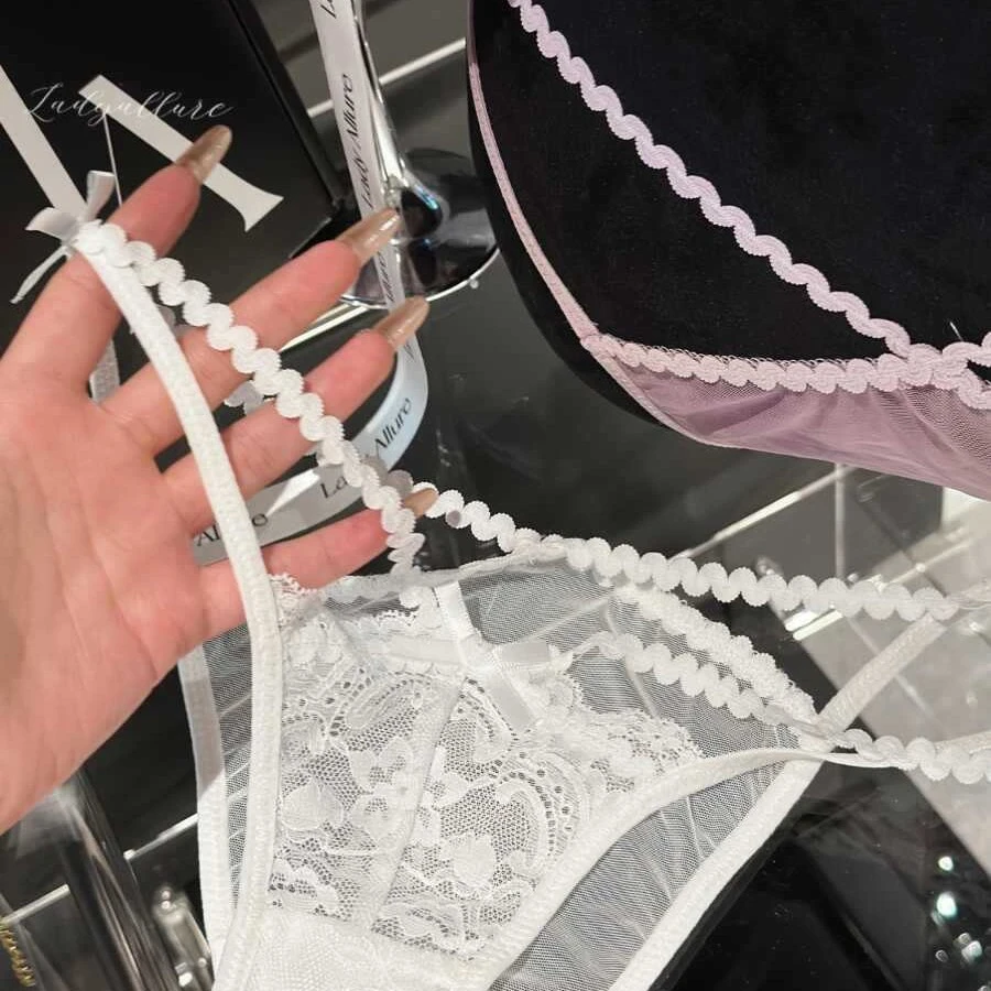 女士法式蕾丝内裤2025新款纯欲风细带女生性感小仙女包臀三角短裤