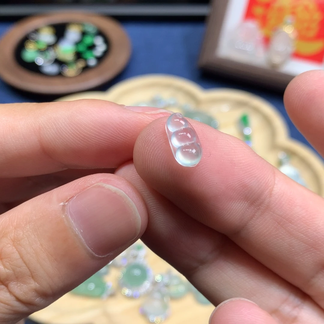 翡翠未镶嵌颈饰豆子