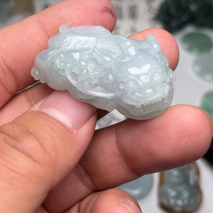 翡翠未镶嵌颈饰貔貅