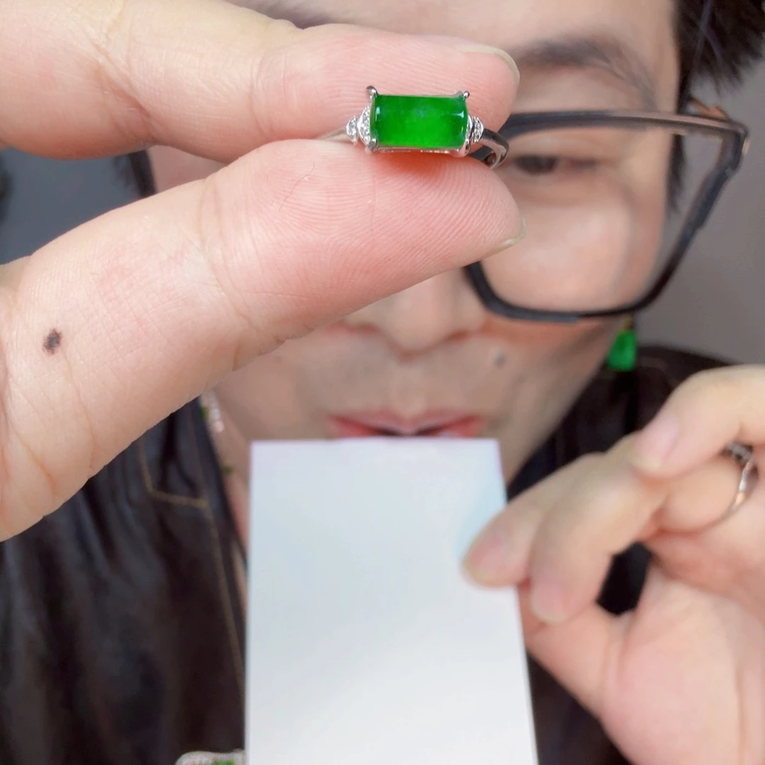 翡翠未镶嵌颈饰一件