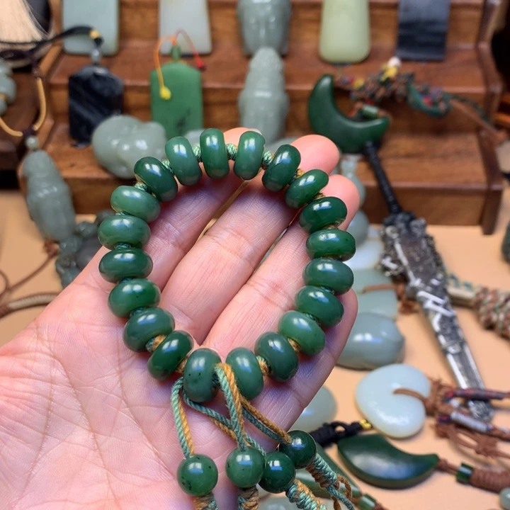 T***女和田玉未镶嵌颈饰