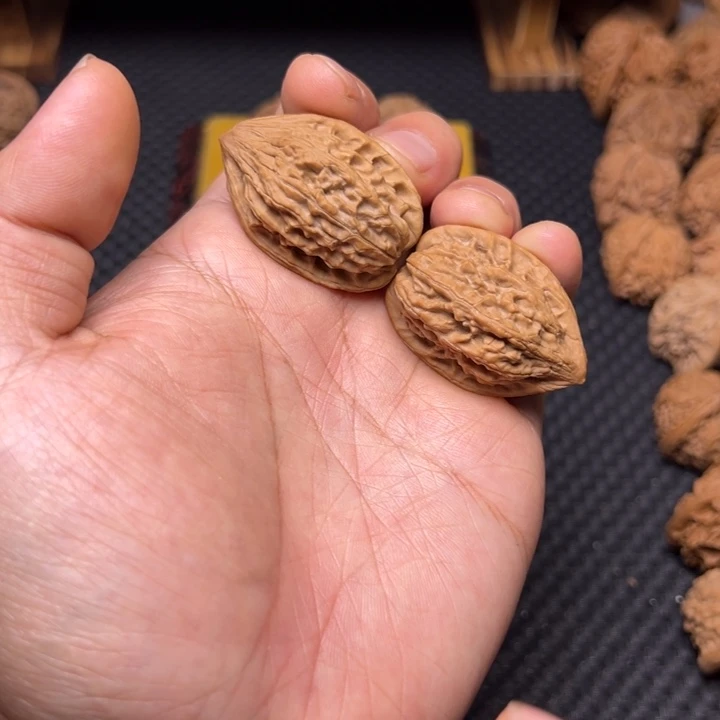 文玩核桃吊坠鸡心小王子