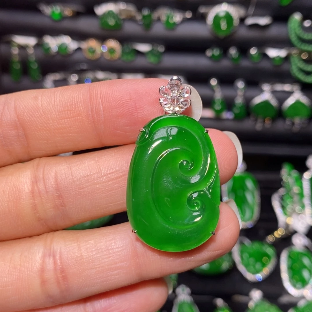 颈饰18K金镶嵌翡翠如意吊坠