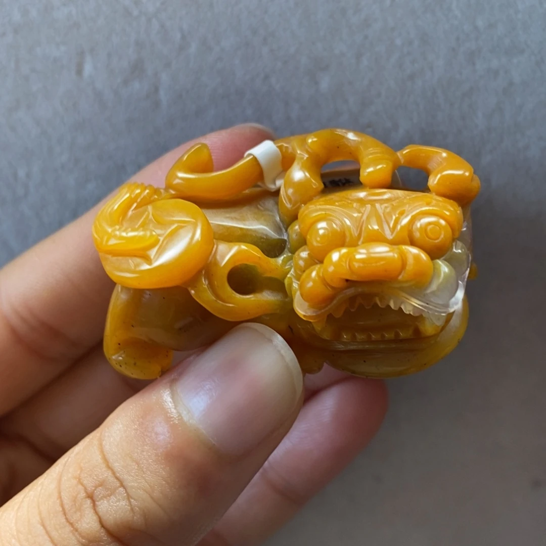 未镶嵌石英质玉（黄龙玉）颈饰
