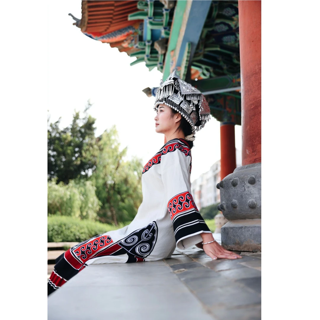 云南凉山民族风白红色彝族服装女装旅拍写真中国风舞台传统复古