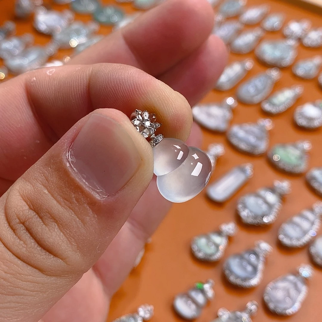 翡翠18K金镶嵌颈饰葫芦