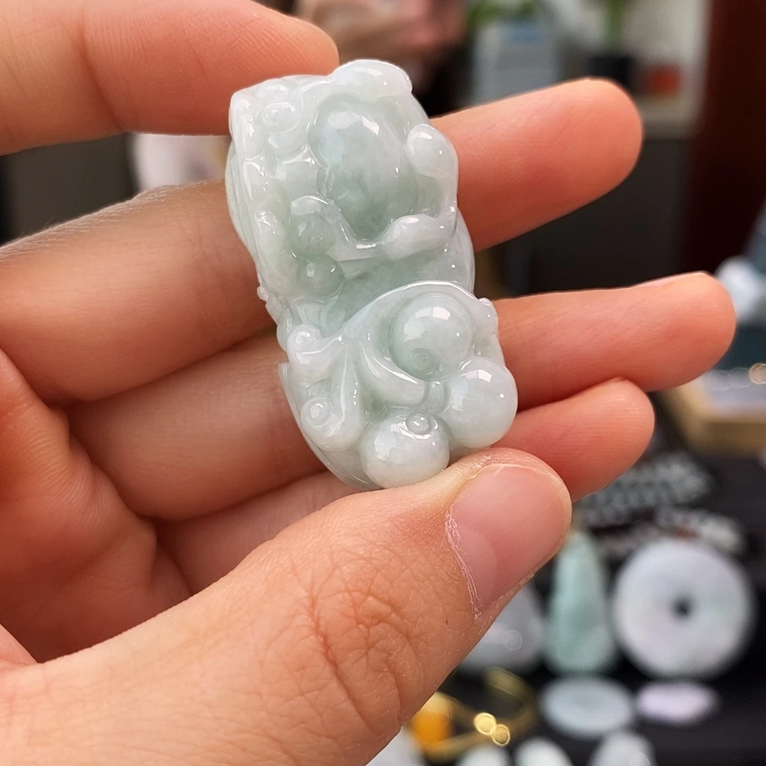 翡翠未镶嵌颈饰貔貅