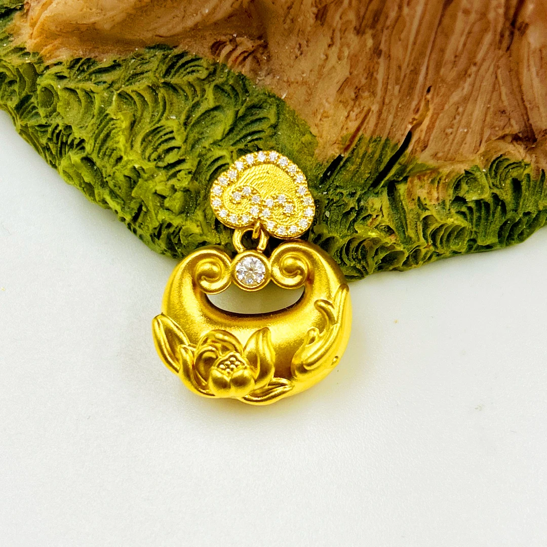 足金999镶嵌莲花小胖锁吊坠 5D工艺黄金按克卖A1