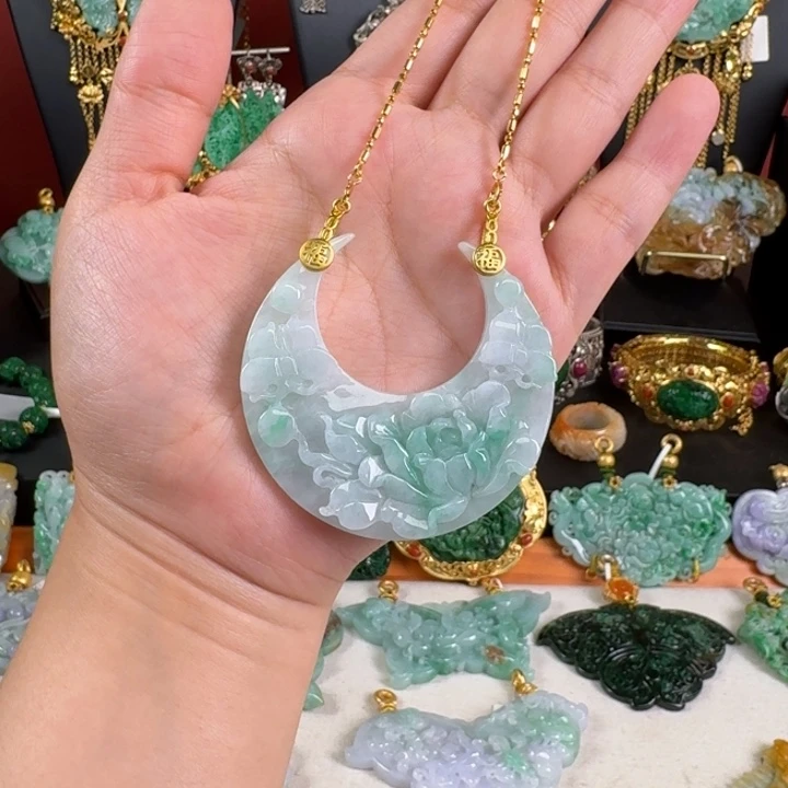 翡翠未镶嵌颈饰炸价