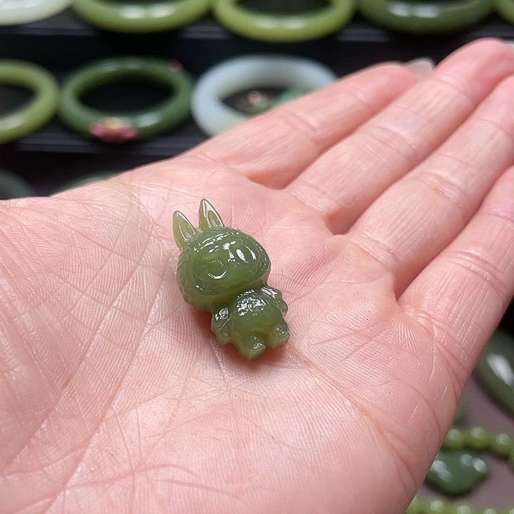 静***谧和田玉未镶嵌颈饰