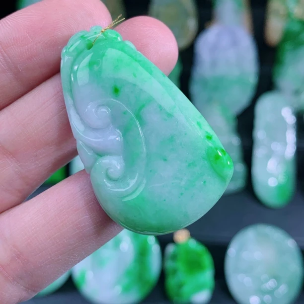 天然A货飘正阳绿翡翠如意 货号:132042 尺寸:45.6-27-7mm