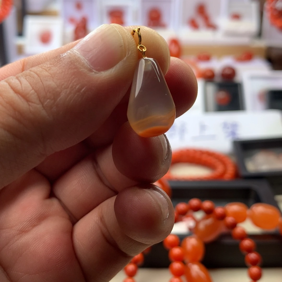 颈饰18K金镶嵌南红玛瑙