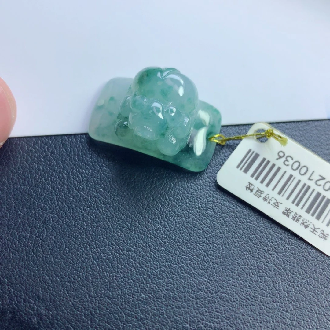 颈饰未镶嵌翡翠小猪手牌