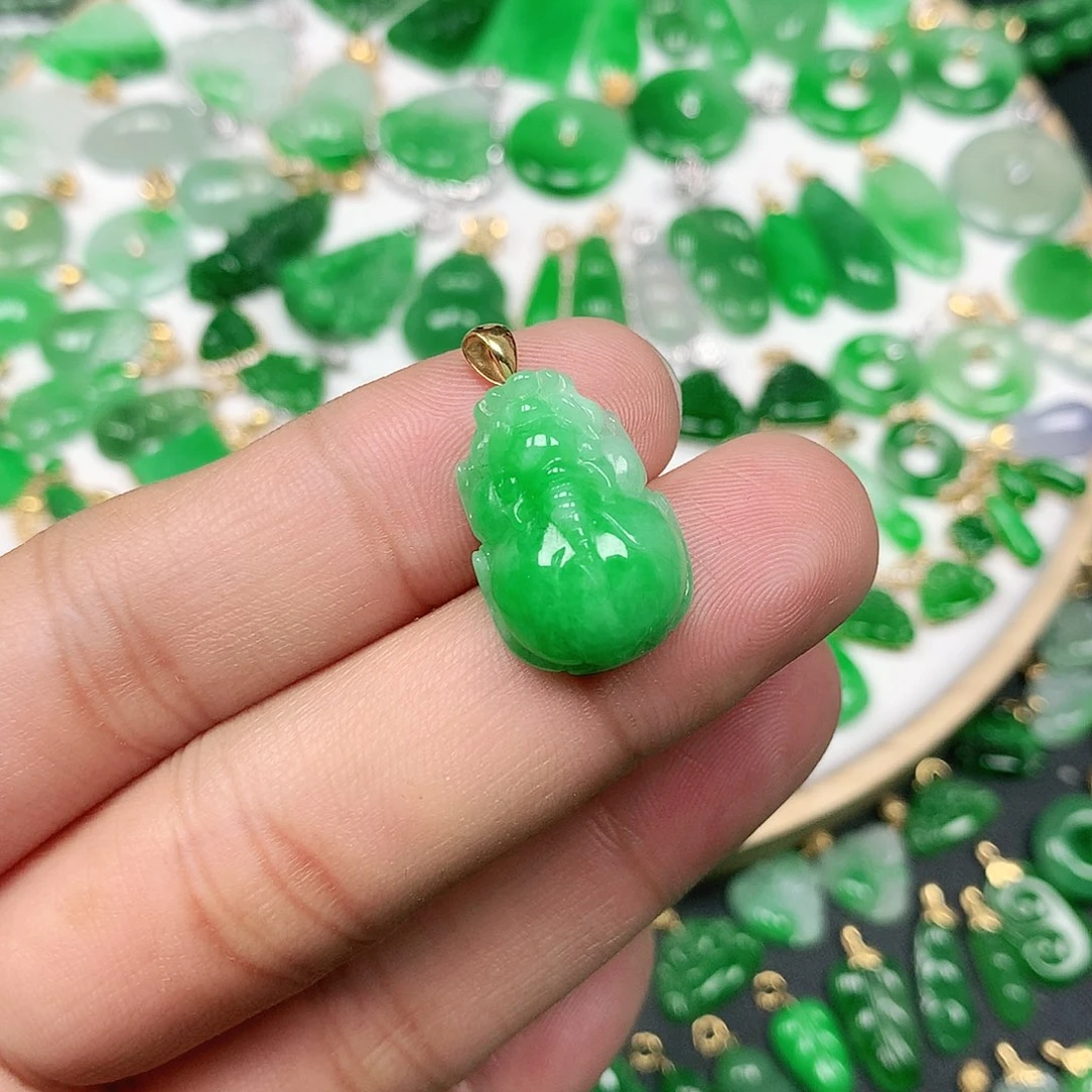 大***木翡翠18K金镶嵌颈饰飘阳绿饱满貔貅