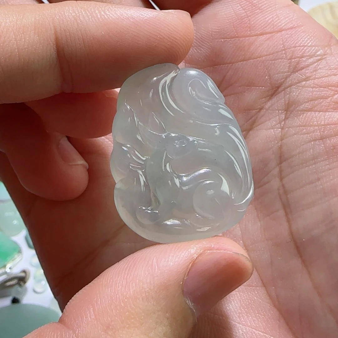 翡翠未镶嵌颈饰九尾狐