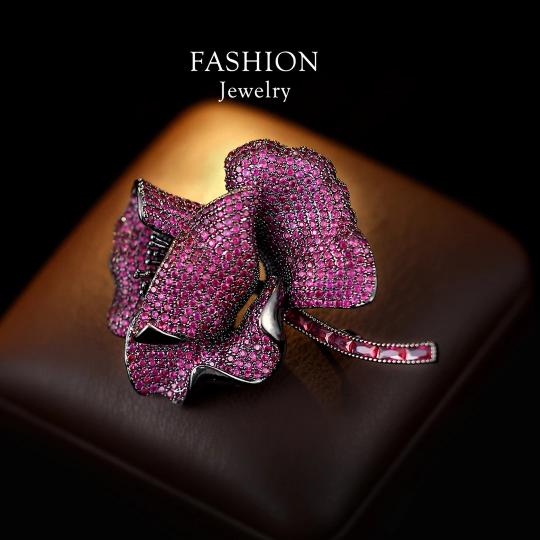 铜合金合成锆石胸针 高档轻奢胸针女高级胸花大衣紫色别针AA130