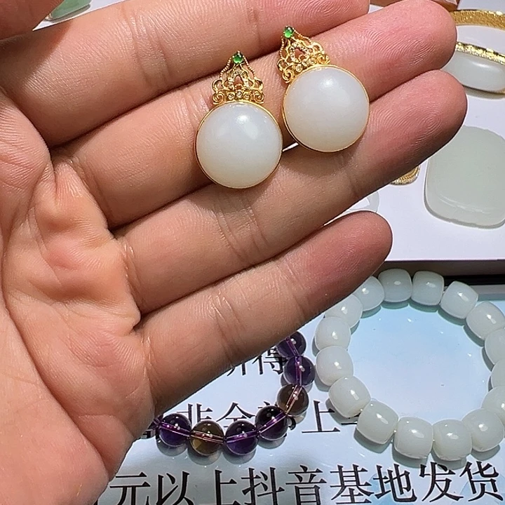 18K金镶嵌和田玉耳饰