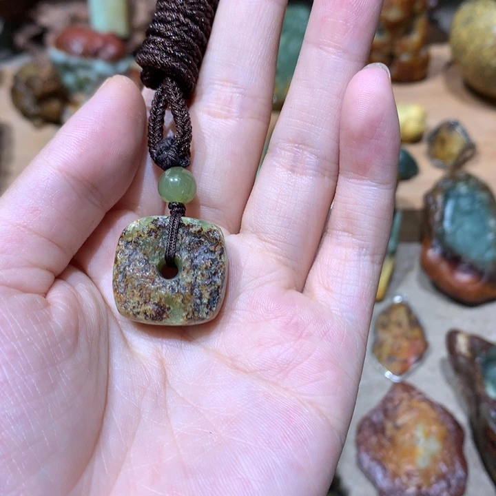 未镶嵌岫岩河磨玉（透闪石质玉）挂件
