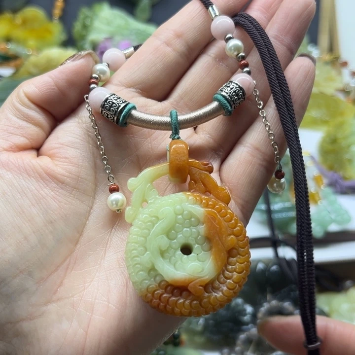 蛇纹石玉未镶嵌颈饰