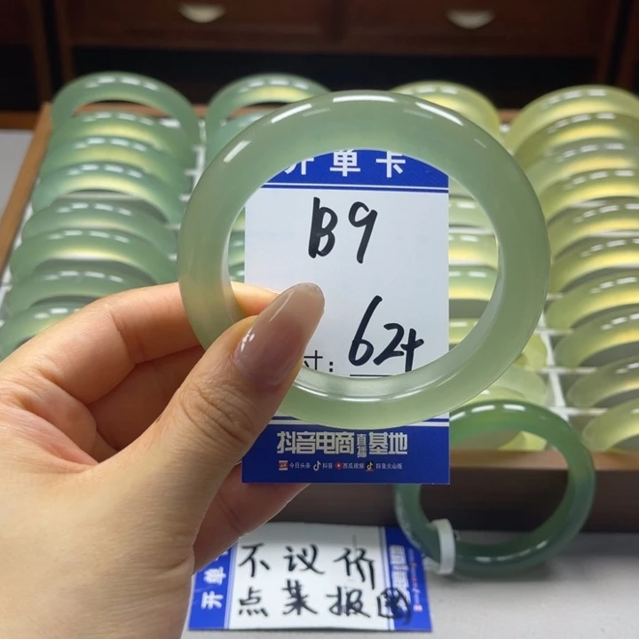 小***姐蛇纹石玉未镶嵌手镯